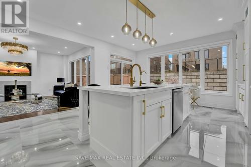 112 Holland Vista Street, East Gwillimbury, ON - Indoor Photo Showing Kitchen With Upgraded Kitchen