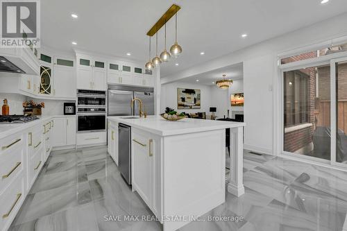 112 Holland Vista Street, East Gwillimbury, ON - Indoor Photo Showing Kitchen With Upgraded Kitchen