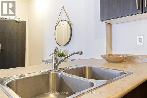 211 - 263 Georgian Drive, Oakville, ON - Indoor Photo Showing Kitchen With Double Sink