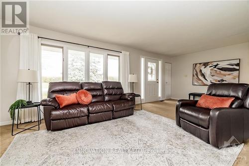 2508 Century Road W, Ottawa, ON - Indoor Photo Showing Living Room