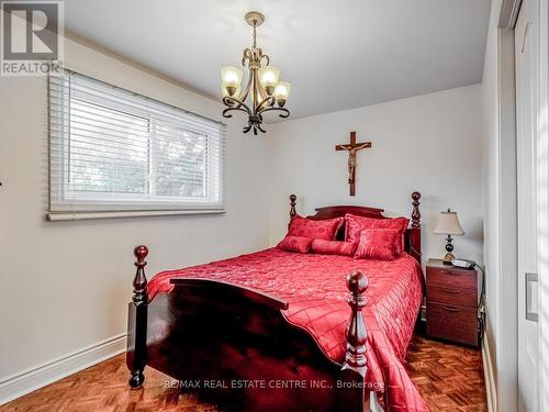 1174 Ogden Avenue, Mississauga, ON - Indoor Photo Showing Bedroom