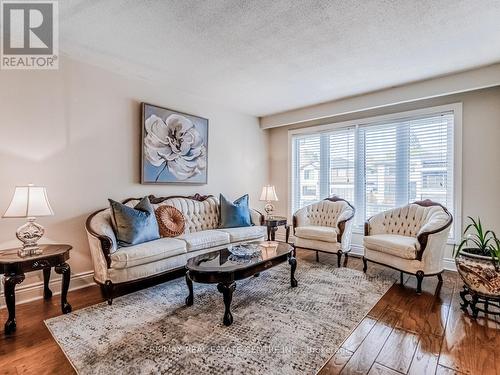 1174 Ogden Avenue, Mississauga, ON - Indoor Photo Showing Living Room