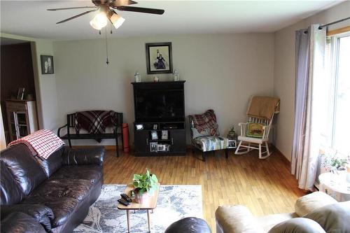 18013 124 N Road, Arnes, MB - Indoor Photo Showing Living Room