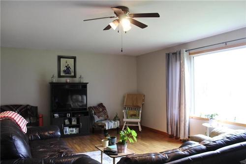 18013 124 N Road, Arnes, MB - Indoor Photo Showing Living Room