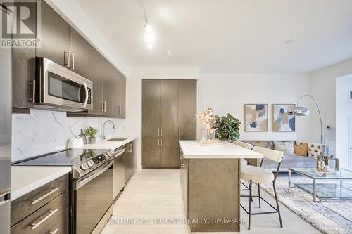 1701 - 75 Oneida Crescent, Richmond Hill, ON - Indoor Photo Showing Kitchen With Upgraded Kitchen