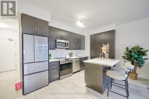 1701 - 75 Oneida Crescent, Richmond Hill, ON - Indoor Photo Showing Kitchen With Upgraded Kitchen