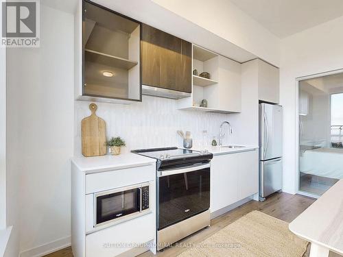 Lph15 - 395 Dundas Street W, Oakville, ON - Indoor Photo Showing Kitchen