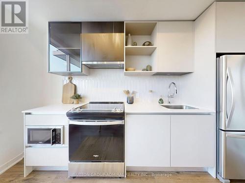 Lph15 - 395 Dundas Street W, Oakville, ON - Indoor Photo Showing Kitchen With Stainless Steel Kitchen