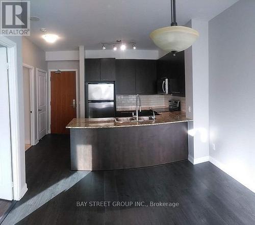 602 - 88 Broadway Avenue N, Toronto, ON - Indoor Photo Showing Kitchen With Double Sink