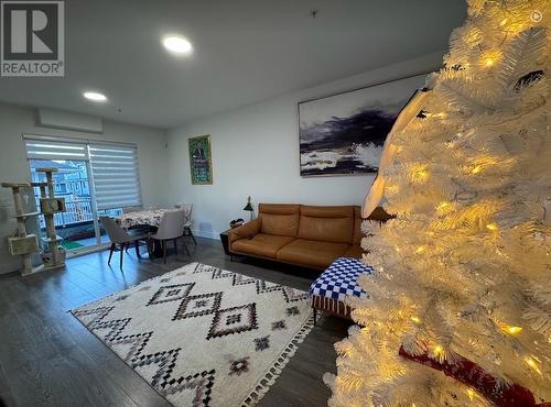 789 Ota Avenue, New Westminster, BC - Indoor Photo Showing Living Room