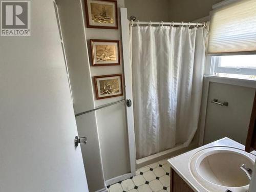 3024 Padgett Rd, Powell River, BC - Indoor Photo Showing Bathroom