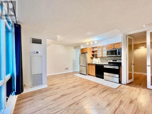 517 - 600 Fleet Street, Toronto, ON - Indoor Photo Showing Kitchen