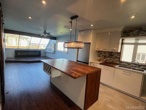 205-2740 Island Hwy, Campbell River, BC - Indoor Photo Showing Kitchen