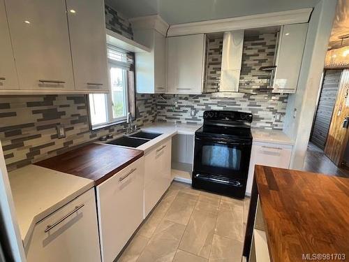 205-2740 Island Hwy, Campbell River, BC - Indoor Photo Showing Kitchen With Double Sink