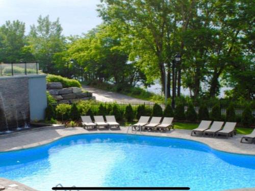 ExtÃ©rieur - 501-250 Ch. De La Pointe-Sud, Montréal (Verdun/Île-Des-Soeurs), QC - Outdoor With In Ground Pool With Backyard