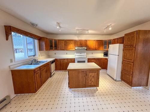 1800 2A Street, Cranbrook, BC - Indoor Photo Showing Kitchen With Double Sink