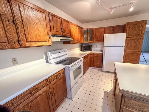 1800 2A Street, Cranbrook, BC - Indoor Photo Showing Kitchen