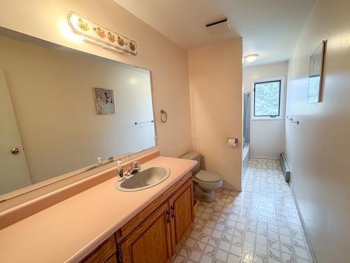 1800 2A Street, Cranbrook, BC - Indoor Photo Showing Bathroom