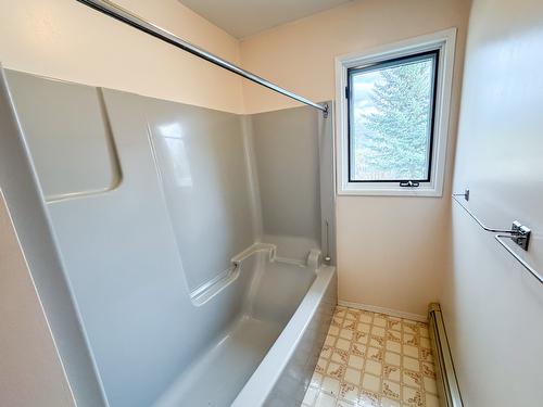 1800 2A Street, Cranbrook, BC - Indoor Photo Showing Bathroom