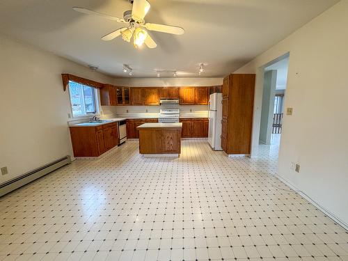 1800 2A Street, Cranbrook, BC - Indoor Photo Showing Kitchen