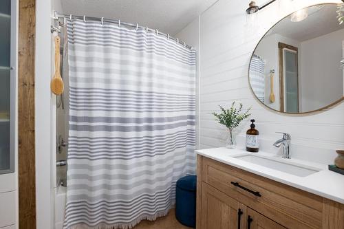 988 Dewdney Way, Kimberley, BC - Indoor Photo Showing Bathroom