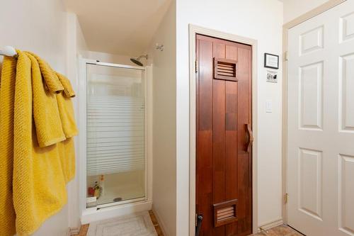 988 Dewdney Way, Kimberley, BC - Indoor Photo Showing Bathroom