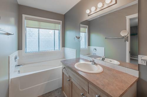 2208 Westside Park Avenue, Invermere, BC - Indoor Photo Showing Bathroom