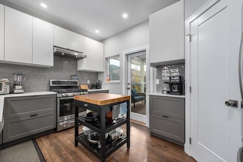 2714 Beachmount Crescent, Kamloops, BC - Indoor Photo Showing Kitchen