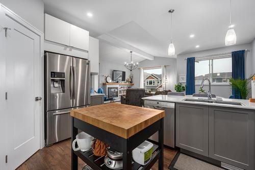 2714 Beachmount Crescent, Kamloops, BC - Indoor Photo Showing Kitchen With Double Sink