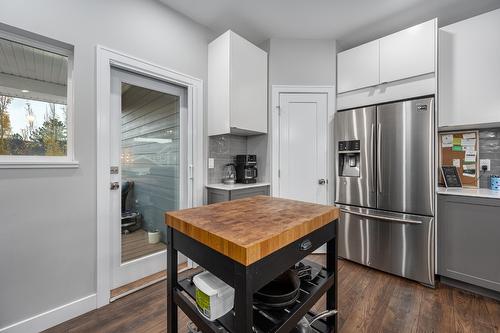 2714 Beachmount Crescent, Kamloops, BC - Indoor Photo Showing Kitchen