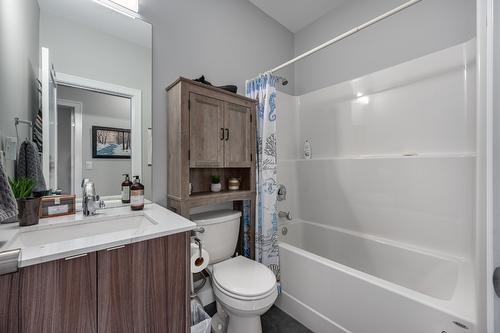 2714 Beachmount Crescent, Kamloops, BC - Indoor Photo Showing Bathroom