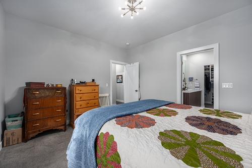 2714 Beachmount Crescent, Kamloops, BC - Indoor Photo Showing Bedroom