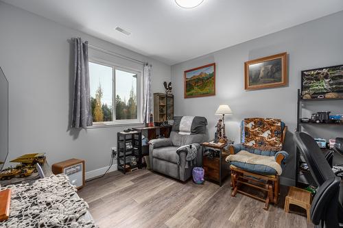 2714 Beachmount Crescent, Kamloops, BC - Indoor Photo Showing Living Room