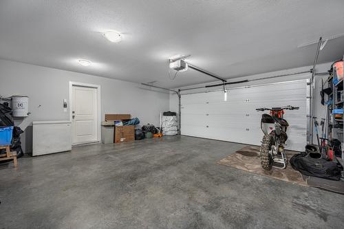 2714 Beachmount Crescent, Kamloops, BC - Indoor Photo Showing Garage