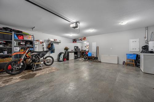 2714 Beachmount Crescent, Kamloops, BC - Indoor Photo Showing Garage