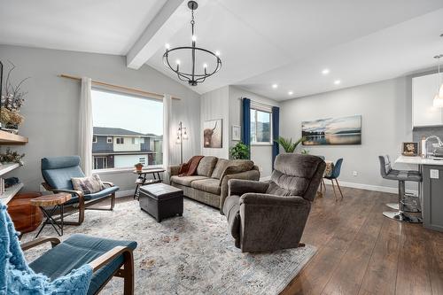 2714 Beachmount Crescent, Kamloops, BC - Indoor Photo Showing Living Room