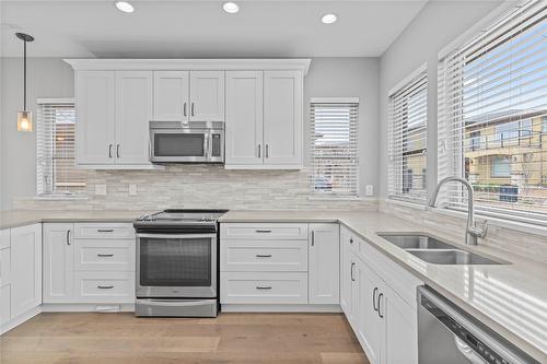 4-2171 Van Horne Drive, Kamloops, BC - Indoor Photo Showing Kitchen With Double Sink With Upgraded Kitchen