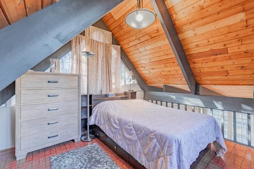 4736 Copper Crescent, Windermere, BC - Indoor Photo Showing Bedroom