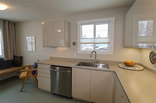 545 309Th Avenue, Kimberley, BC - Indoor Photo Showing Kitchen With Double Sink