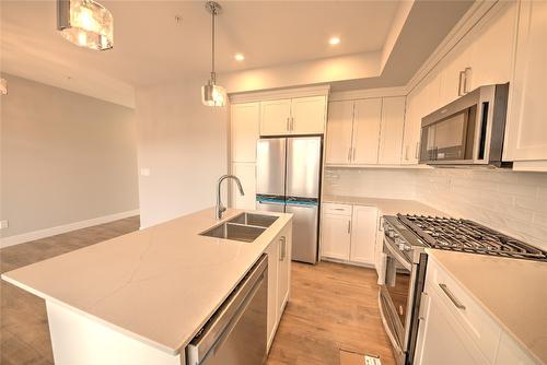 24-130 Colebrook Road, Kamloops, BC - Indoor Photo Showing Kitchen With Double Sink With Upgraded Kitchen