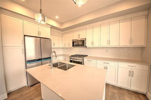 24-130 Colebrook Road, Kamloops, BC - Indoor Photo Showing Kitchen With Double Sink