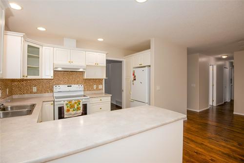 4791 Uplands Drive, Kamloops, BC - Indoor Photo Showing Kitchen With Double Sink