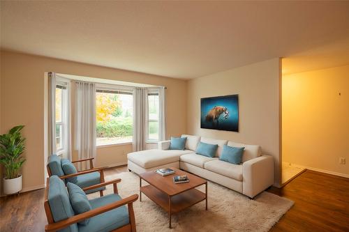 4791 Uplands Drive, Kamloops, BC - Indoor Photo Showing Living Room