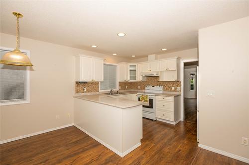 4791 Uplands Drive, Kamloops, BC - Indoor Photo Showing Kitchen