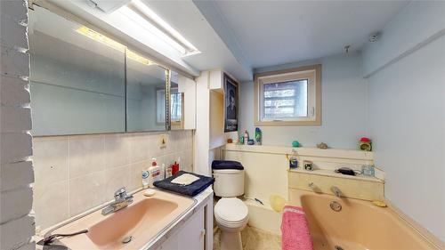 33 Little Van Horne Street, Cranbrook, BC - Indoor Photo Showing Bathroom