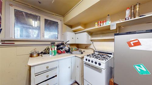 33 Little Van Horne Street, Cranbrook, BC - Indoor Photo Showing Kitchen