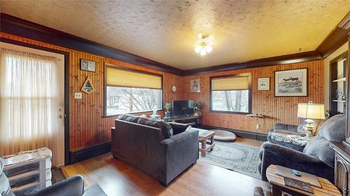 33 Little Van Horne Street, Cranbrook, BC - Indoor Photo Showing Living Room