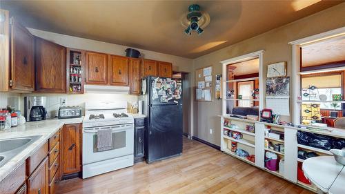 33 Little Van Horne Street, Cranbrook, BC - Indoor Photo Showing Kitchen