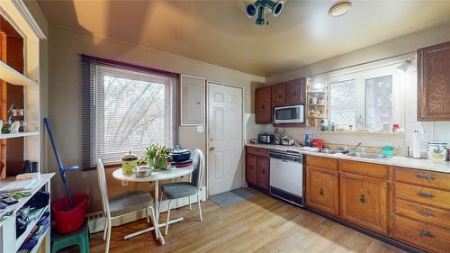 33 Little Van Horne Street, Cranbrook, BC - Indoor Photo Showing Kitchen With Double Sink