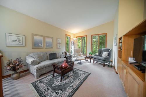 3023 Westside Road, Moyie, BC - Indoor Photo Showing Living Room